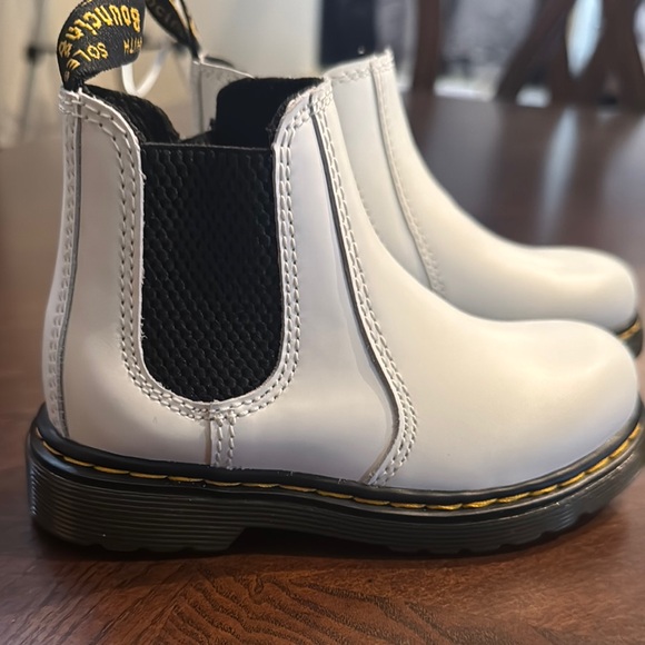 Toddler Dr Martens White Chelsea Boots - Picture 6 of 6